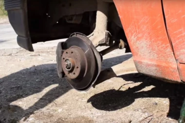 Dosad nezapamćena operacija: Bušili gume na kolima, pa krali torbice i jakne dok su ih vozači menjali