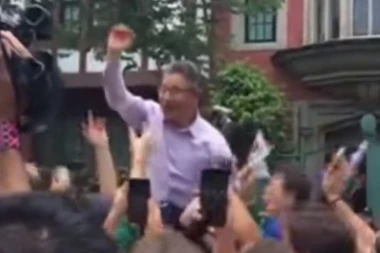 (VIDEO) LUDNICA U MEKSIKU: Navijači na rukama nosili ambasadora Južne Koreje!