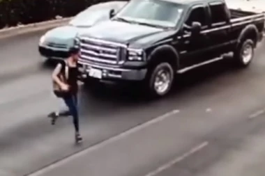 (VIDEO) PRETRČAVALA ULICU U VISOKIM ŠTIKLAMA,  a onda je usledila prava drama