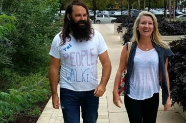 NOVO ZANIMANJE: Holivudski glumac ŠETA LJUDE