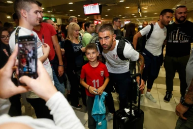 (VIDEO, FOTO) Fudbaleri Srbije stigli u Beograd