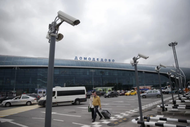 PANIKA U RUSKOM AVIONU: Putnica preti da će se razneti bombom!