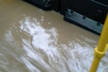 (FOTO) HAOS NA MILJAKOVCU: Autobus gradskog prevoza PUN VODE!