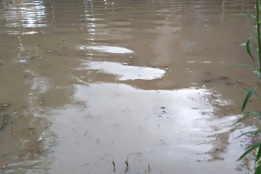 (FOTO) PUKAO JE MOST, SVI SU PALI U VODU! Naša poznata pevačica usred nastupa počela da tone: KRENULA DA NAPUSTI SPLAV, PA PALA NA DNO!