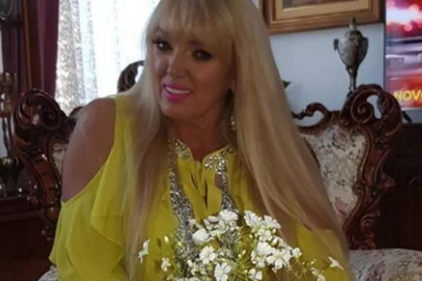 ŽIVI U ZLATU, IMA RESTORAN I LUKSUZNE STANOVE! Tužna ispovest srpske pevačice: "Džaba mi što sam milionerka kada nemam decu"!