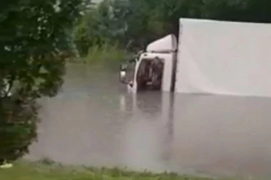 (VIDEO) ŠOK SCENE U NOVOM SADU! Voda nadire u kabinu kamiona, a automobili skroz potopljeni!