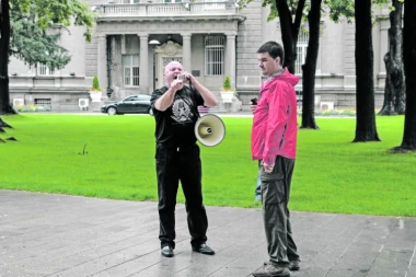 (VIDEO) OBRAČUN NA KIŠI: Jankovića urnisao Simo Spasić
