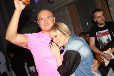 (FOTO) STIGLA JOŠ JEDNA BEBA! Slađa danas ima povoda za slavlje: NJENOJ SREĆI NEMA KRAJA!