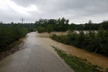 NIJE VENECIJA! Posle poplava, kroz ovaj grad u Srbiji možete samo ČAMCEM!