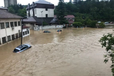 PROGLAŠENA VANREDNA SITUACIJA U LUČANIMA: Poplavljeno 100 domaćinstava, evakuisani ljudi i životinje