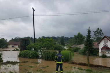 (VIDEO) DRAMATIČNO U KRALJEVU: Reke potopile kuće, ljudi zarobljeni na tavanu, odsečeni putevi, Ibar nosi splavove!