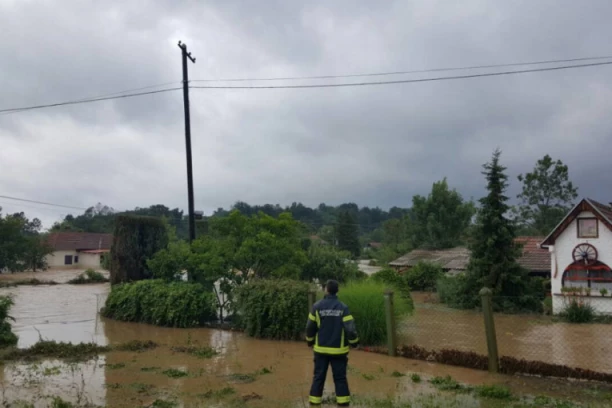 (VIDEO) DRAMATIČNO U KRALJEVU: Reke potopile kuće, ljudi zarobljeni na tavanu, odsečeni putevi, Ibar nosi splavove!