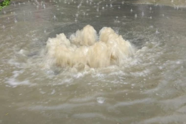 KRALJEVAČKA SELA OPET NA UDARU VODENOG TALASA! Domaćinstva odsečena od sveta, bujica nosila sve pred sobom!