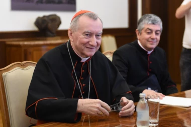 (FOTO) DRŽAVNI SEKRETAR VATIKANA STIGAO U BEOGRAD!