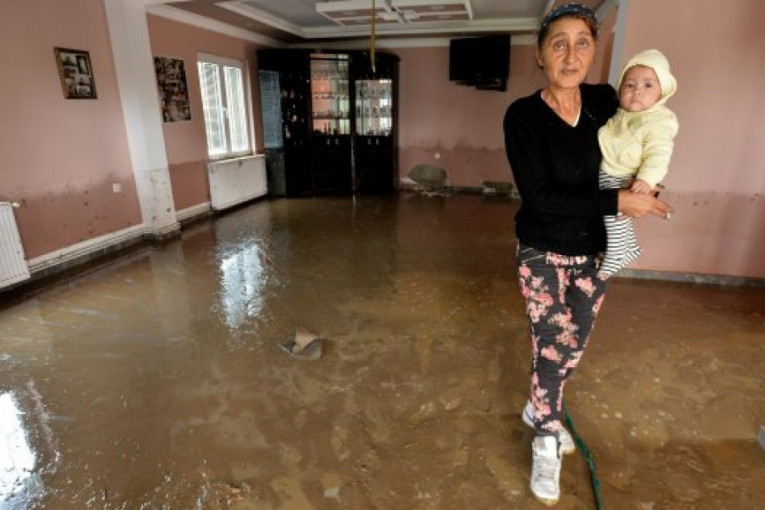 Ostao samo "kostur" od Stepojevca. Sve je poplavljeno, a ljudi spasavaju ono što mogu...