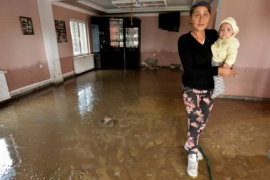 U OVOM MESTU U SRBIJI JE SMAK SVETA: Tužne slike ljudi koji spasavaju ostatke od poplava
