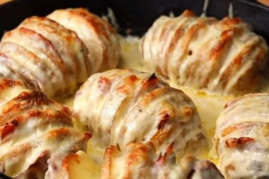 (RECEPT) Zapačeni krompir iz rerne: Hrskavo i kremasto jelo koje ćete obožavati