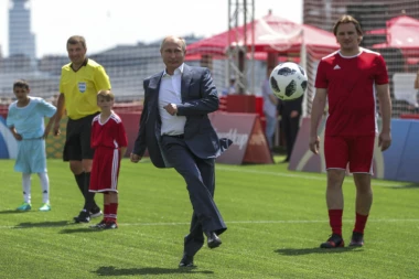 PUTIN IM SPASAO PUT: Predsednik Rusije poklonio karte argentinskim navijačima