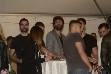 JELISAVETA OSTALA KUĆI: Miloš Teodosić se provodio u Inđiji