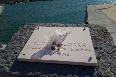 (FOTO) ŠOK KOD ŠIBENIKA: Ideologu ustaškog pokreta na spomen ploči ostavili KESU PUNU IZMETA!