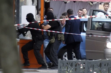 (FOTO) DRAMA U MOSKVI: Manijak zarobio radnicu u prodavnici!