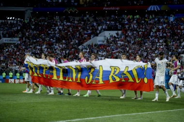 Cela Rusija slavi fudbalere!