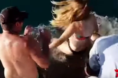 (VIDEO) Hranila ajkule, pa se GORKO POKAJALA!