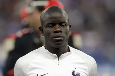 (VIDEO) Ceo stadion uzvikivao njegovo ime: Saigrači ga podigli na ramena