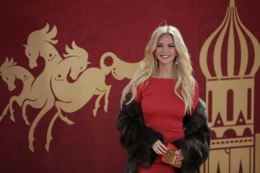 (VIDEO) Da li biste obrisali suze ovoj lepotici?