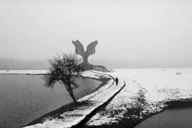 (VIDEO) SKANDALOZNO! Australijanci reklamiraju naočare kod spomenika žrtvama Jasenovca!