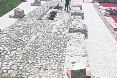 CARSKI SIRMIJUM Žitna pijaca pretvorena u amfiteatar