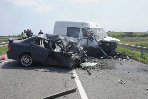 JEZIVA SAOBRAĆAJKA KOD DERVENTE: Jedna odoba POGINULA, saobraćaj obustavljen!