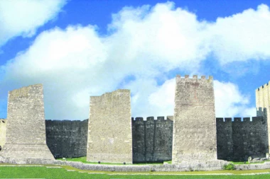 Ova tvrđava je postala leglo narkomana: Deca gaze krvave špriceve!