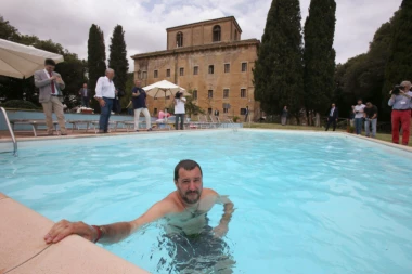 (FOTO) RUGA SE MAFIJAŠIMA: Salvini oduzeo vilu italijanskom bosu, pa došao da pravi selfije u njoj