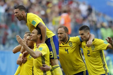 (FOTO) SPORNI SIMBOL SE OPET POJAVIO: Šveđani na krilima "albanskog orla" poslali Švajcarce kući