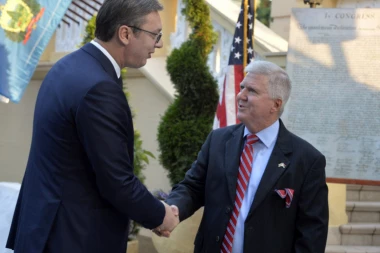 PRIJEM U AMERIČKOJ AMBASADI, PRISUSTVOVAO I VUČIĆ