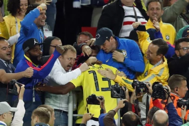 BRITANAC ŠOKIRAN: Kolumbijac postigao gol, pa slavio sa engleskim navijačem!