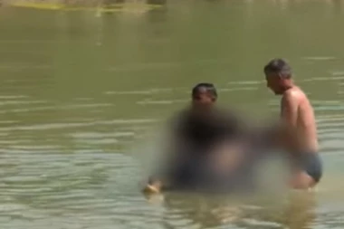 (VEOMA UZNEMIRUJUĆ VIDEO): Devojčica (13) se udavila u iskopu punom vode