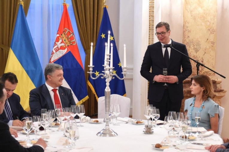 Ukrajinski predsednik Petro Porošenko tokom posete Srbiji na večeri sa Aleksandrom Vučićem