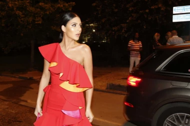 RAZUZDANA ANASTASIJA POZIVA: Jedan poljubac je dovoljan da se ZALJUBIŠ U MENE!