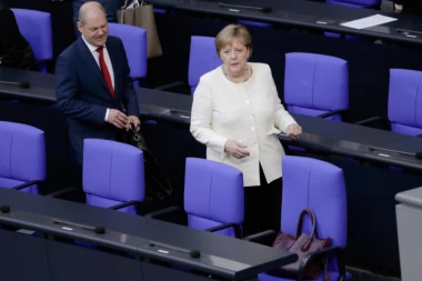 POSLANICI NAPALI MERKELOVU I ZEHOFERA: Deportovali biste i Isusa!