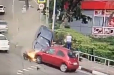 (UZNEMIRUJUĆI VIDEO) UŽAS U SOČIJU TOKOM SP: Manijak se zaleteo u pešake - IMA MRTVIH!