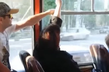 (VIDEO) PLAKAĆETE OD SMEHA: Ovakav okršaj oko prozora u busu još NISTE VIDELI!