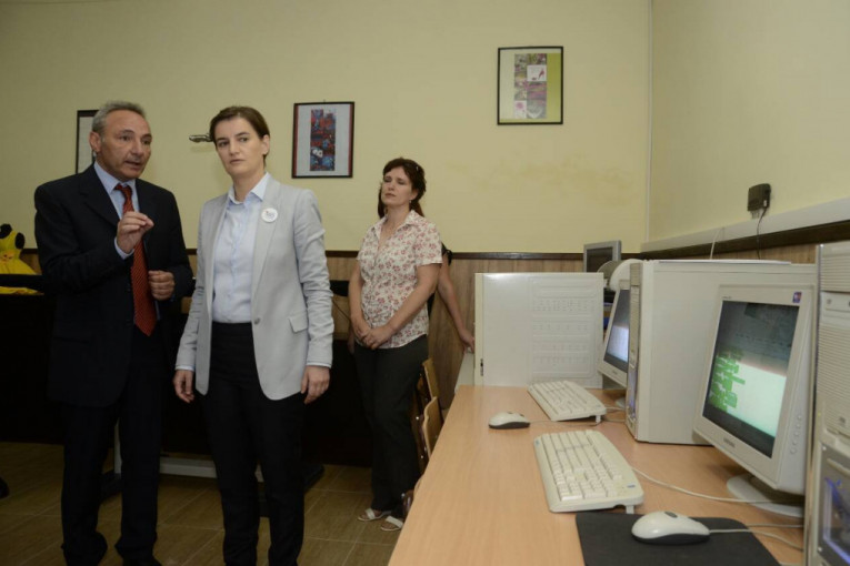 Premijerka sa timom posetila hemijsko-tehnološku školu u Subotici