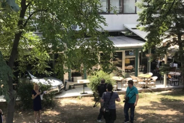 (FOTO, VIDEO) DRAMA NA BANOVOM BRDU: Mladić (25) automobilom uleteo u kafić