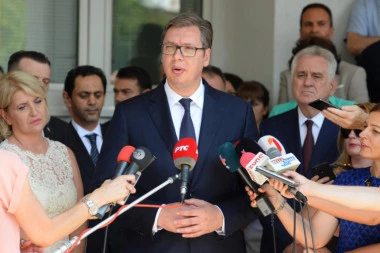 Vučić odgovorio na prozivke da je PREVIŠE NOVCA dato za novogodišnju rasvetu
