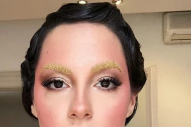 KARIJERA JOJ PUCA? Pevačica PRIVLAČI PAŽNJU ŽUTIM OBRVAMA!