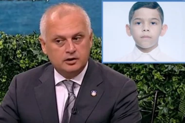 ISPUNIO OBEĆANJE: Vesić malom Ljubi poklonio klavir