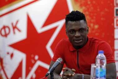 I Sumaila pozirao sa Zvezdinim dresom: BOAĆI MI JE TOLIKO PRIČAO O "DELIJAMA"...