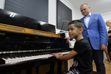 (FOTO) Mali Ljuba dobio KLAVIR od Vesića!